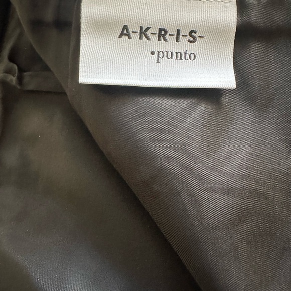 Akris Punto size 8, classic houndstooth, black/tan knit skirt. - Picture 6 of 9